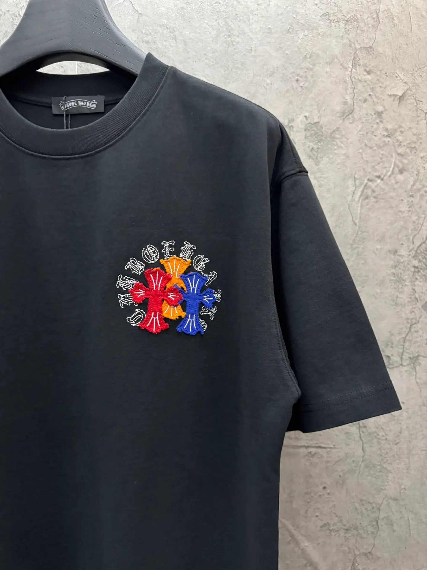 P180 top version, real shot without P, ​​different from market currency) 𝗖𝗵𝗿𝗼𝗺𝗲 𝗛𝗲𝗮𝗿𝘁𝘀/Croxin 2026 spring new original single counter American laser burnt patch embroidered couple short sleeves 👑The highest version! Customized fabric 300 grams, best-selling model at the counter, very comfortable to wear. Accessories: original molded and authenticated collar label ➕ 100% silk wash water label. Genuine purchase-grade original hangtag➕matching hanging rope➕3D hanging beads➕original packaging bag. Craftsmanship: The original version has consistent wiring! The highest version of the armhole matching technique! Color: White Black Size: S M L XL Style No.: 26-2031